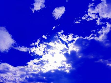 印象的な空 太陽光と雲と青い空 印象的な空 太陽光と雲と青い空の写真