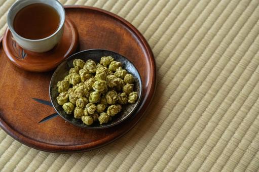 Matcha popcorn on tatami mats, JPG Matcha popcorn on tatami mats, JPG