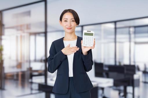 電卓を持つ女性 ビジネス,電卓,お金の写真素材