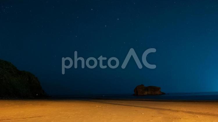 砂浜に浮かぶ島と星 砂浜,島,星空の写真素材