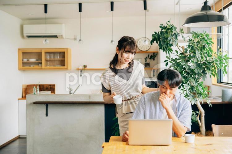 仕事に悩む男性と女性 パソコン,仕事,困るの写真素材