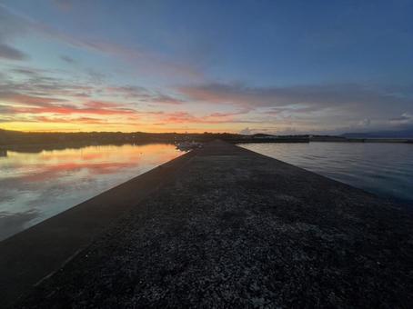 続く道 雲,空,海の写真素材