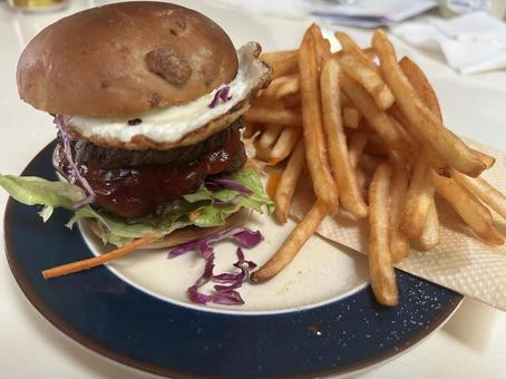 ハンバーガーとポテト ハンバーガー,フライドポテト,ジャンクフードの写真素材