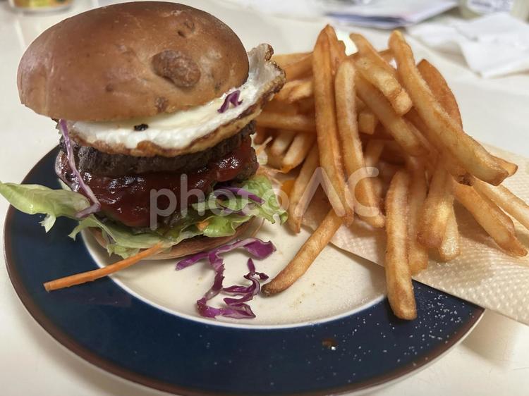 ハンバーガーとポテト ハンバーガー,フライドポテト,ジャンクフードの写真素材