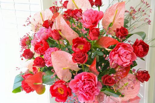 バラやシャクヤクなどの花束 バラやシャクヤクなどの花束の写真