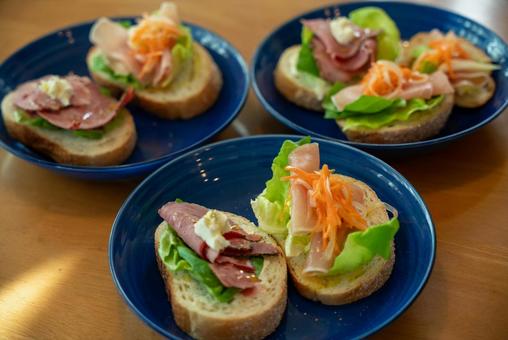 彩りオープンサンド盛り合わせ オープンサンド,サンドイッチ,ブルスケッタの写真素材