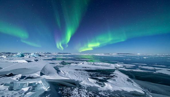 極寒の夜空に輝く緑のオーロラ 極寒の夜空に輝く緑のオーロラの写真