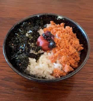 ご飯にジャバンのりと鮭フレークとしそ梅 ご飯にジャバンのりと鮭フレークとしそ梅の写真