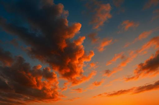 茜雲の黄昏空 茜雲の黄昏空の写真