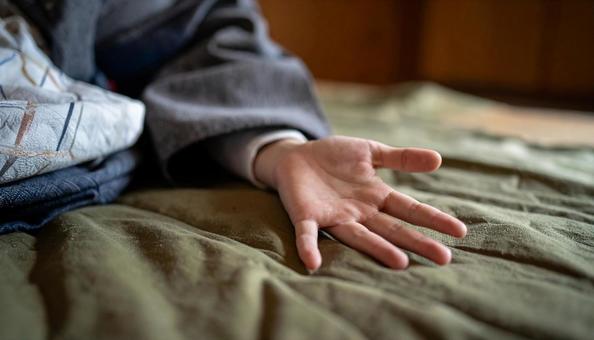 昔話 病気の男の子が手を差し伸べる 昔話 病気の男の子が手を差し伸べるの写真