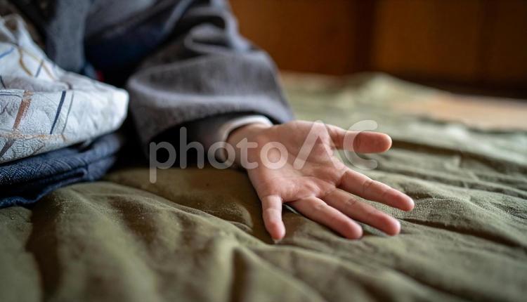 昔話　病気の男の子が手を差し伸べる 昔話,病気,男の子の写真素材