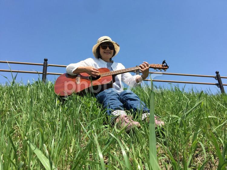 とびっきり！青空ひとりじめ♪ 女性,ギター,弾語りの写真素材