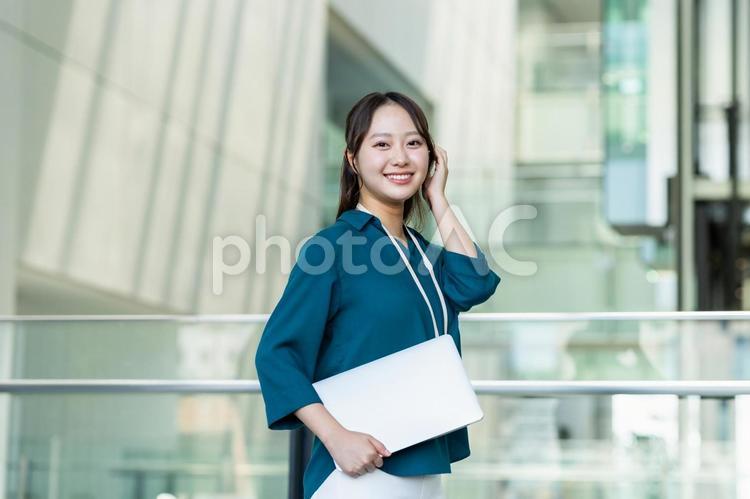 オフィスで働く若いエンジニアの女性 エンジニア,新入社員,女性の写真素材