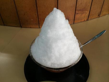 底に甘い豆が隠れてる山盛氷の沖縄ぜんざい 底に甘い豆が隠れてる山盛氷の沖縄ぜんざい アイスぜんざい,沖縄ぜんざい,千日の写真素材