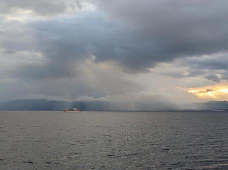 暮れゆく錦湾を進む垂水フェリーと曇り空 暮れゆく錦湾を進む垂水フェリーと曇り空 垂水フェリー,錦湾,夕焼けの写真素材