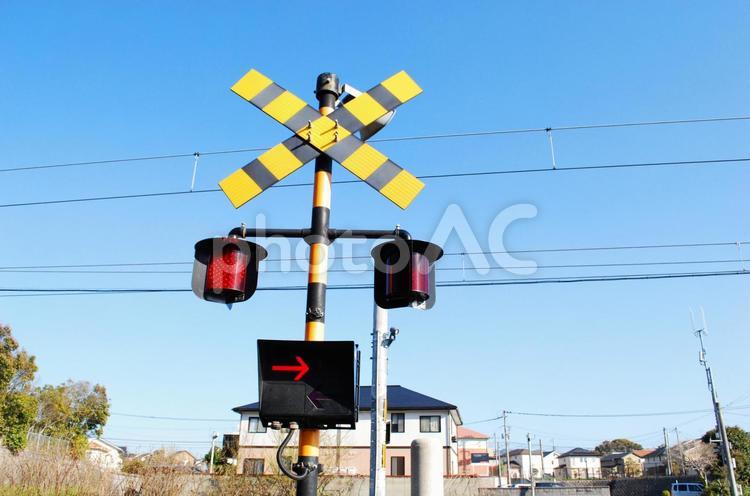青空と踏切警報機 踏切,青空,警報機の写真素材