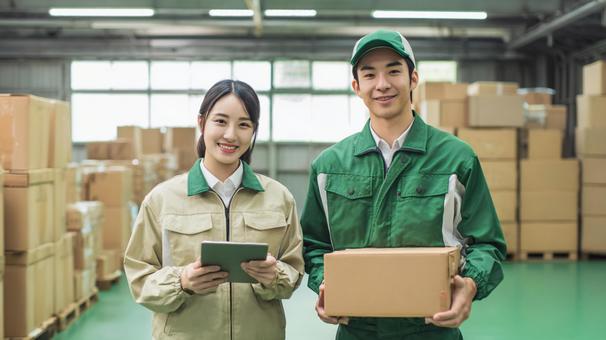 笑顔の物流スタッフの写真