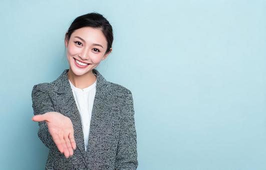 青バックの女性ポートレート 青バックの女性ポートレートの写真