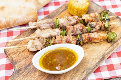カッティングボードに置かれた肉やタレ 串焼き,焼き鳥,串の写真素材