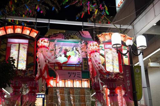 夜を彩る七夕祭りの飾り 夜を彩る七夕祭りの飾り 七夕,七夕祭り,祭りの写真素材