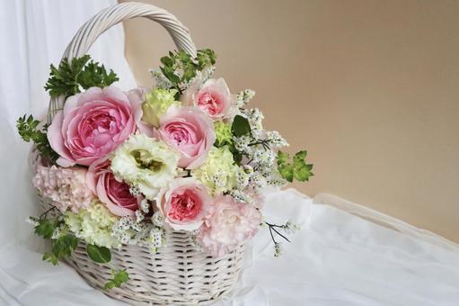 ピンク色のバラのフラワーバスケット　 花,花束,ブーケの写真素材