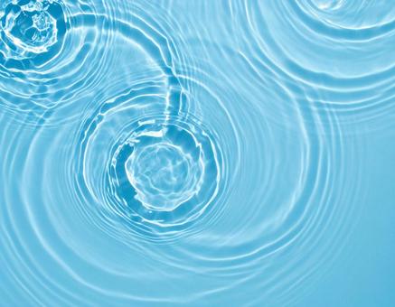 透明感のある青い水面に広がる波紋 透明感のある青い水面に広がる波紋の写真