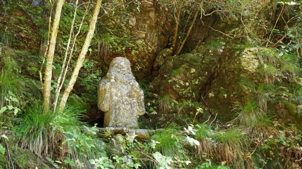 岩間に佇む寿老人像 岩間に佇む寿老人像 寿老人,石像,仏像の写真素材