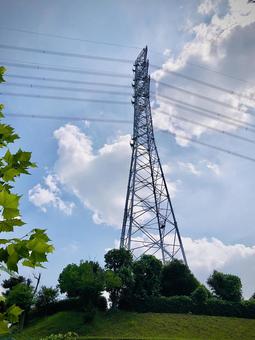 夏の青空と鉄塔 鉄塔,電気,空の写真素材