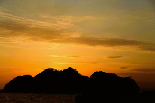 堂ヶ島の向こうに見える綺麗な夕陽 堂ヶ島の向こうに見える綺麗な夕陽 綺麗な夕陽,夕陽,落陽の写真素材