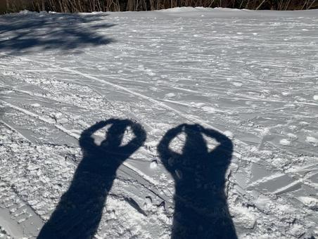 雪面に映る人影をとらえた写真 影,雪,雪面の写真素材