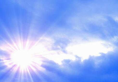 青空と太陽がまぶしい真夏の爽快な空模様 青空と太陽がまぶしい真夏の爽快な空模様 夏,夏空,太陽の写真素材