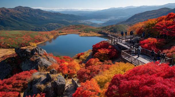 紅葉した秋の山と湖 紅葉した秋の山と湖の写真