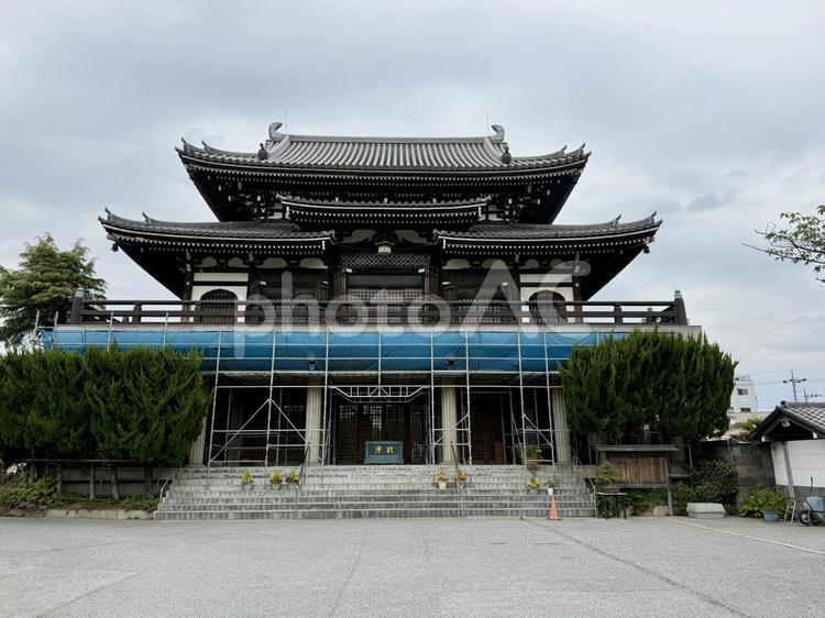 平井聖天　燈明寺　改修中の本堂 仏教,曇り空,改修の写真素材