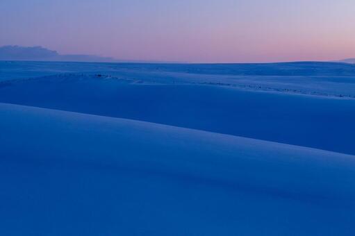 夜明け前の深い青に染まる雪原 雪原,丘陵,牧場の写真素材