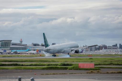 福岡空港に接近する旅客機 福岡空港に接近する旅客機 飛行機,航空機,旅客機の写真素材