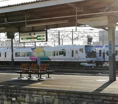 駅名標とＥ２５７系あずさ号 鉄道,jr東日本,jrの写真素材