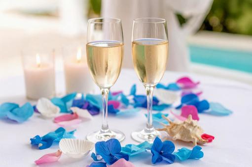 プールサイドで記念日のシャンパンの写真