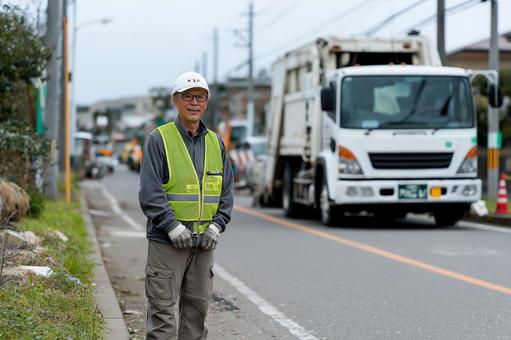 ゴミ収集車、産業廃棄物と処理職員 ゴミ収集車、産業廃棄物と処理職員の写真
