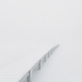 霧へ続く雪の桟橋 霧へ続く雪の桟橋の写真