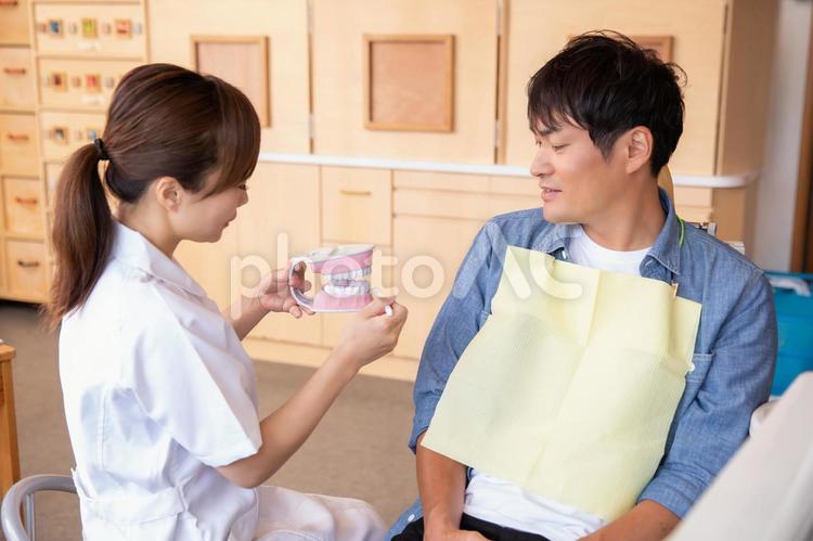 歯磨き指導する歯科衛生士 歯医者,歯科医院,ブラッシングの写真素材