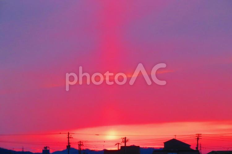 ２月下旬の大池からの朝の太陽柱（サンピラー） 背景,太陽柱,サンピラーの写真素材