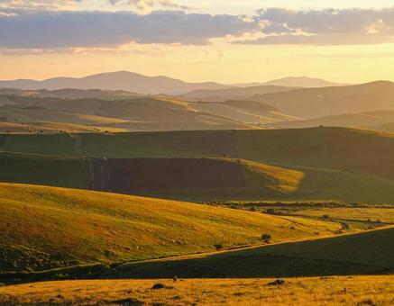 夕陽に染まる丘陵の風景の写真