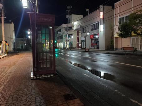 夜の電話ボックス 夜景,駅前,ネオンの写真素材