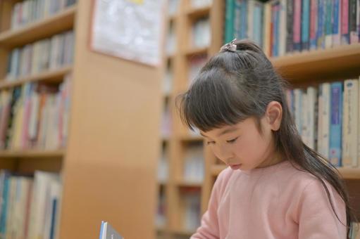 在圖書館看書的女孩 3, JPG 在圖書館看書的女孩 3, 圖書館, 閱讀, 學校, JPG
