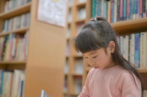 図書館で読書する女の子３ 図書館,図書室,読書の写真素材