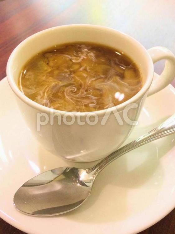コーヒーフレッシュを入れた直後のコーヒー コーヒー,コーヒーミルク,コーヒーミルク入りの写真素材