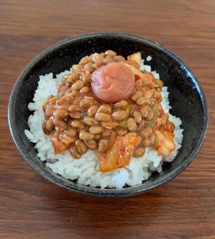 ご飯にキムチ納豆と紫蘇漬け梅干しの茶碗飯 ご飯にキムチ納豆と紫蘇漬け梅干しの茶碗飯の写真