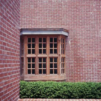 レトロな格子窓 レトロな格子窓の写真