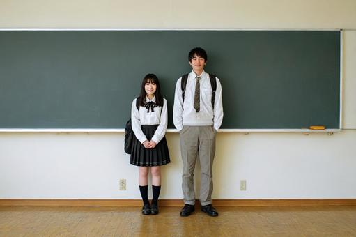 教室に立つ高校生男女のイメージ 教室に立つ高校生男女のイメージの写真