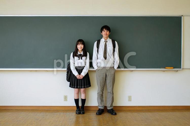 教室に立つ高校生男女のイメージ 男女,人物,高校生の写真素材